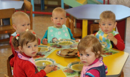 Малышей в детском саду Нижнего Новгорода кормили жирными вафлями и йогуртом с растительным маслом