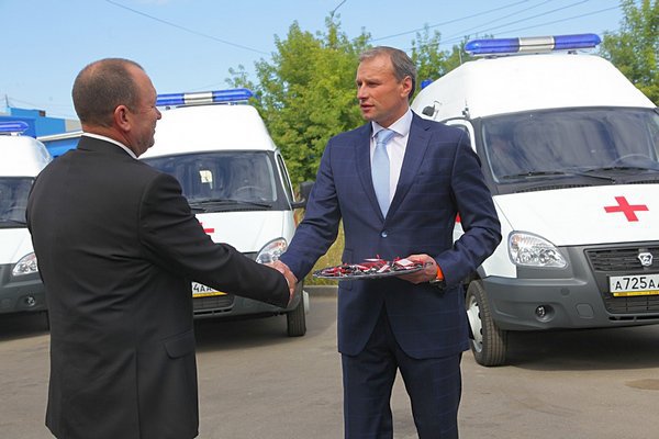Дмитрий Сватковский вручил медикам ключ от новых автомобилей скорой помощи