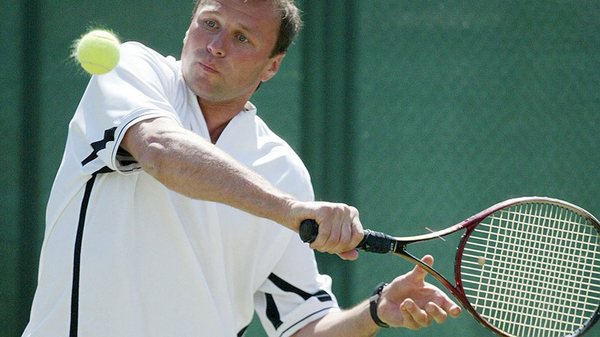 Дмитрий Сватковский играет в теннис